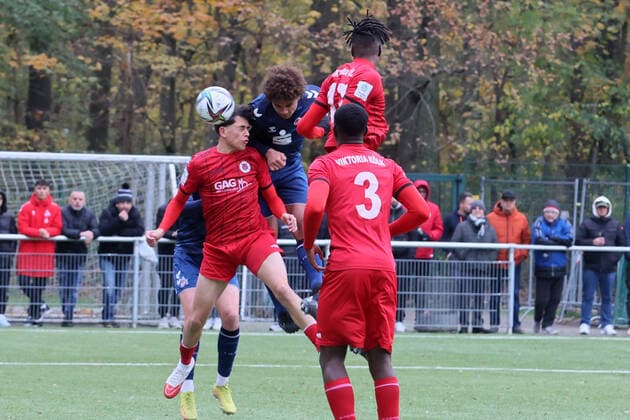Viktoria Köln vs. 1. FC Köln, A Junioren Bundesliga West, Sportpark Höhenberg, hinten: Neo Telle (1. FC Köln), 19.11.2021, Foto: