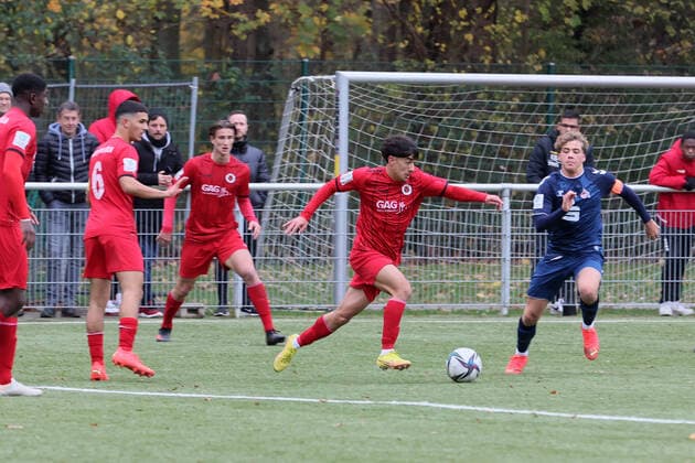 Viktoria Köln vs. 1. FC Köln, A Junioren Bundesliga West, Sportpark Höhenberg, Mitte von links: Koray Örgün (Viktoria), Meiko Wäschenbach (1. FC Köln), 19.11.2021, Foto: