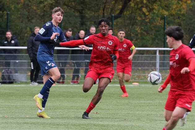 Viktoria Köln vs. 1. FC Köln, A Junioren Bundesliga West, Sportpark Höhenberg, von links: Jaka Cuber Potocnik (1. FC Köln), Romeo Aigbekaen (Viktoria), 19.11.2021, Foto: