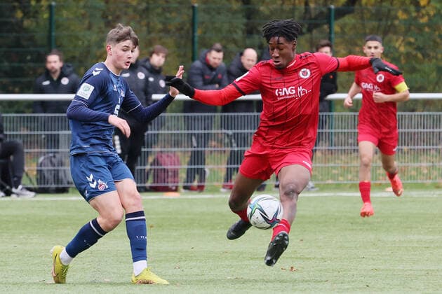 Viktoria Köln vs. 1. FC Köln, A Junioren Bundesliga West, Sportpark Höhenberg, von links: Jaka Cuber Potocnik (1. FC Köln), Romeo Aigbekaen (Viktoria), 19.11.2021, Foto: