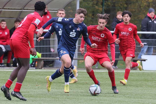 Viktoria Köln vs. 1. FC Köln, A Junioren Bundesliga West, Sportpark Höhenberg, Mitte von links: Jaka Cuber Potocnik (1. FC Köln), Jonah Benedict Sticker (Viktoria), 19.11.2021, Foto: