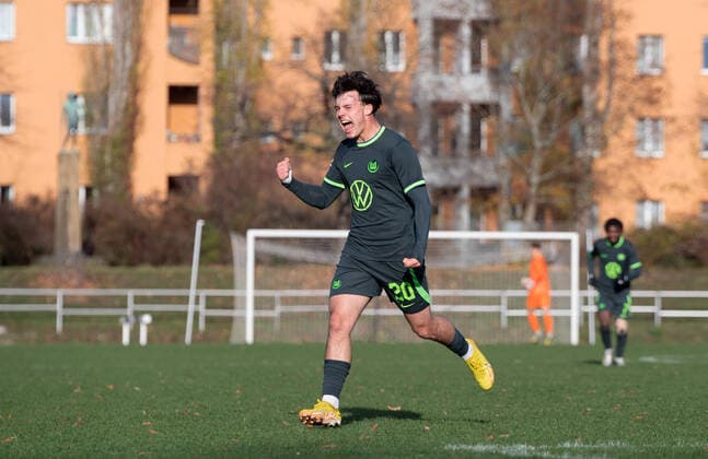 Fussball, A-Junioren, Saison 2022 2023, A-Junioren Bundesliga Nord Nordost (10. Spieltag), FC Viktoria 1889 Berlin U19 - VfL Wolfsburg U19, Matthew Till Meier (Wolfsburg U19), Jubel nach Tor zum 0:2, 19.11. 2022,