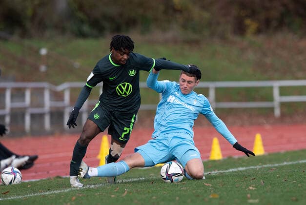 Fussball, A-Junioren, Saison 2022 2023, A-Junioren Bundesliga Nord Nordost (10. Spieltag), FC Viktoria 1889 Berlin U19 - VfL Wolfsburg U19, v. l. Davis Boateng (VfL Wolfsburg U19), Oleg Scacun (Viktoria Berlin U19), 19.11. 2022,