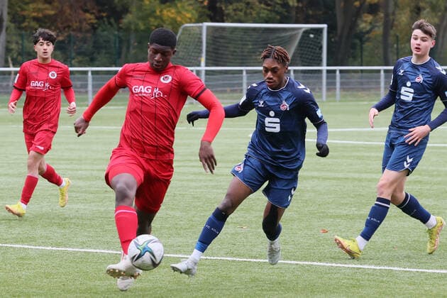 Viktoria Köln vs. 1. FC Köln, A Junioren Bundesliga West, Sportpark Höhenberg, von links: Zoumana Keita (Viktoria), Justin Diehl (1. FC Köln), 19.11.2021, Foto: