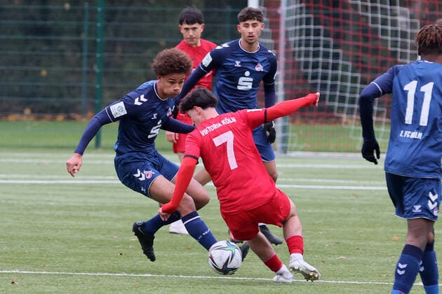 Viktoria Köln vs. 1. FC Köln, A Junioren Bundesliga West, Sportpark Höhenberg, von links: Neo Telle (1. FC Köln), Salvatore Davide Giambra (Viktoria), 19.11.2021, Foto: