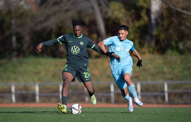 Fussball, A-Junioren, Saison 2022 2023, A-Junioren Bundesliga Nord Nordost (10. Spieltag), FC Viktoria 1889 Berlin U19 - VfL Wolfsburg U19, v. l. Aurel Badji Wagbe (Wolfsburg U19), Yasin Böge (Viktoria Berlin U19), 19.11. 2022,