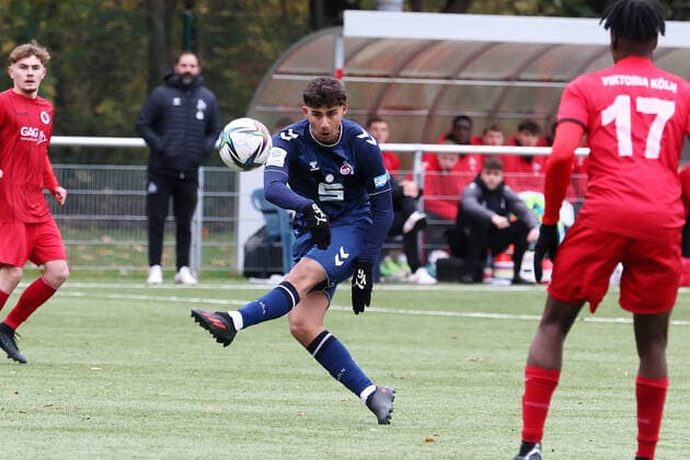 Viktoria Köln vs. 1. FC Köln, A Junioren Bundesliga West, Sportpark Höhenberg, Luan Simnica (1. FC Köln), 19.11.2021, Foto: