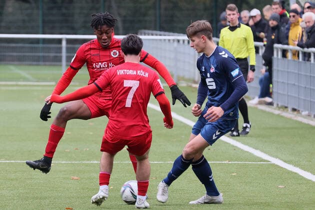 Viktoria Köln vs. 1. FC Köln, A Junioren Bundesliga West, Sportpark Höhenberg, von links: Romeo Aigbekaen, Salvatore Davide Giambra (Viktoria), Marlon Monning (1. FC Köln), 19.11.2021, Foto: