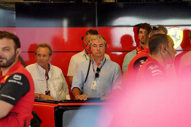 FORMULA 1 ETIHAD AIRWAYS ABU DHABI GRAND PRIX 2022 19.11.2022, Yas Marina Circuit, Abu Dhabi, FORMULA 1 ETIHAD AIRWAYS ABU DHABI GRAND PRIX 2022 , im Bild Jacques Bernard Jacky Ickx mit Carlos Sainz Sr. in der Ferrari Box..