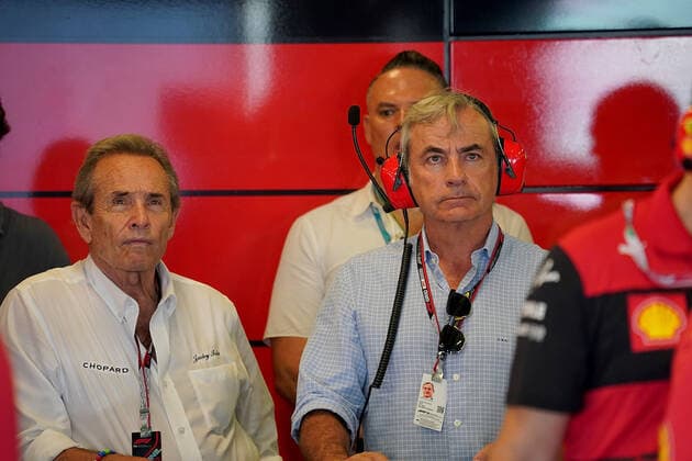 FORMULA 1 ETIHAD AIRWAYS ABU DHABI GRAND PRIX 2022 19.11.2022, Yas Marina Circuit, Abu Dhabi, FORMULA 1 ETIHAD AIRWAYS ABU DHABI GRAND PRIX 2022 , im Bild Jacques Bernard Jacky Ickx mit Carlos Sainz Sr. in der Ferrari Box..