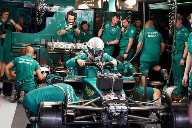 FORMULA 1 ETIHAD AIRWAYS ABU DHABI GRAND PRIX 2022 19.11.2022, Yas Marina Circuit, Abu Dhabi, FORMULA 1 ETIHAD AIRWAYS ABU DHABI GRAND PRIX 2022 , im Bild Sebastian Vettel (DEU), Aston Martin Aramco Cognizant Formula One Team muss das Training wegen Defekt am Auto, frühzeitig beenden..