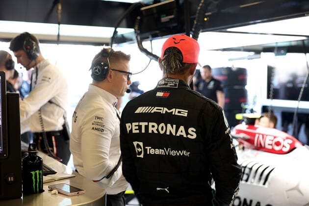 FORMULA 1 ETIHAD AIRWAYS ABU DHABI GRAND PRIX 2022 19.11.2022, Yas Marina Circuit, Abu Dhabi, FORMULA 1 ETIHAD AIRWAYS ABU DHABI GRAND PRIX 2022 , im Bild Lewis Hamilton (GBR), Mercedes-AMG Petronas Formula One Team mit seinem Ingenieur Peter Bonnington..