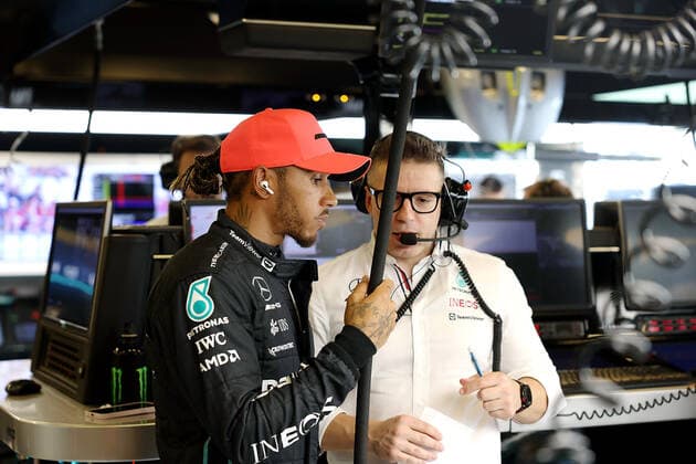 FORMULA 1 ETIHAD AIRWAYS ABU DHABI GRAND PRIX 2022 19.11.2022, Yas Marina Circuit, Abu Dhabi, FORMULA 1 ETIHAD AIRWAYS ABU DHABI GRAND PRIX 2022 , im Bild Lewis Hamilton (GBR), Mercedes-AMG Petronas Formula One Team mit seinem Ingenieur Peter Bonnington..