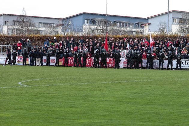 Sport Themen der Woche KW46 Regionalliga Bayern Tuerkguecue Muenchen - FC Bayern Muenchen II 19.11.2022 Ausschreitungen sorgen fuer große Probleme beim Regionalliga Spiel in Muenchen *** Regionalliga Bayern Tuerkguecue Muenchen FC Bayern Muenchen II 19 11 2022 riots cause major problems at the regional league game in Munich Copyright: xBEAUTIFULxSPORTS Goldbergx