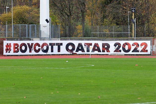 Sport Themen der Woche KW46 Fußball Herren Saison 2022 2023 Regionalliga-West 17. Spieltag - SG Wattenscheid 09 - Fortuna Düsseldorf U23 am 19.11.2022 im Lohrheidestadion in Bochum-Wattenscheid Zaunfahne der Fans der U23 von Fortuna Düsseldorf, welche dazu aufrufen, die Weltmeisterschaft in Katar Qatar zu boykottieren. Nordrhein-Westfalen Deutschland *** Soccer Men Season 2022 2023 Regionalliga West 17 Matchday SG Wattenscheid 09 Fortuna Düsseldorf U23 on 19 11 2022 at the Lohrheidestadion in Bochum Wattenscheid fence flag of the fans of the U23 of Fortuna Düsseldorf, which call to boycott the World Cup in Qatar Qatar North Rhine Westphalia Germany