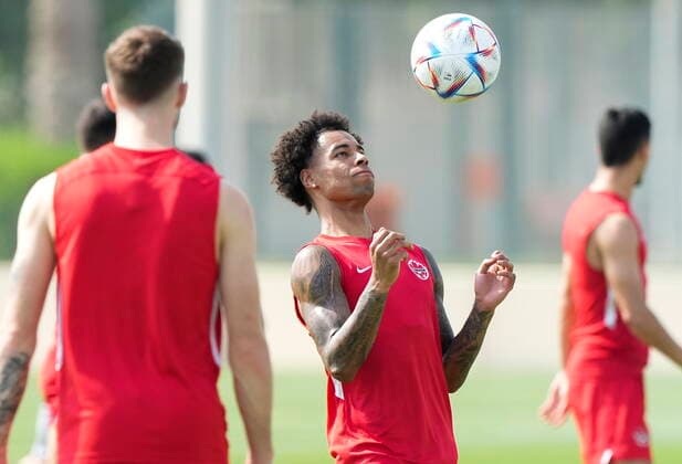 November 19, 2022, DOHA, QATAR: Canada forward Tajon Buchanan, centre, eyes the ball during practice ahead of the World Cup in Doha, Qatar on Saturday, November 19, 2022. Canada News - November 19, 2022  - ZUMAc35_ 20221119_zaf_c35_045 Copyright: xNathanxDenettex