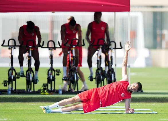 November 19, 2022, DOHA, QATAR: Canada defender Steven VitoÂ³ria stretches during practice ahead of the World Cup in Doha, Qatar on Saturday, November 19, 2022. Canada News - November 19, 2022  - ZUMAc35_ 20221119_zaf_c35_046 Copyright: xNathanxDenettex