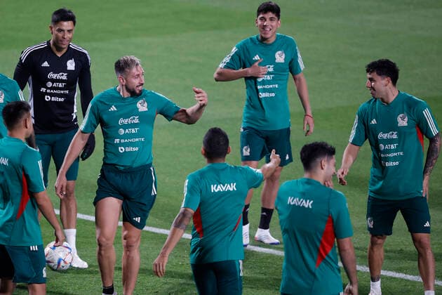 Mexico s midfielder Hector Herrera (C-L) takes part in a training session of the team held at Al Khor Stadium in Doha, Qatar, 19 November 2022, on the eve of inauguration soccer match of FIFA World Cup, WM, Weltmeisterschaft, Fussball Qatar 2022 between Qatar and Ecuador. FIFA World Cup Qatar 2022 - Mexicos training session !ACHTUNG: NUR REDAKTIONELLE NUTZUNG!  Copyright: xJosexMendezx EVE010 20221119-7f8ebf8920105f5593023ccf9a87e148d4d55d5f