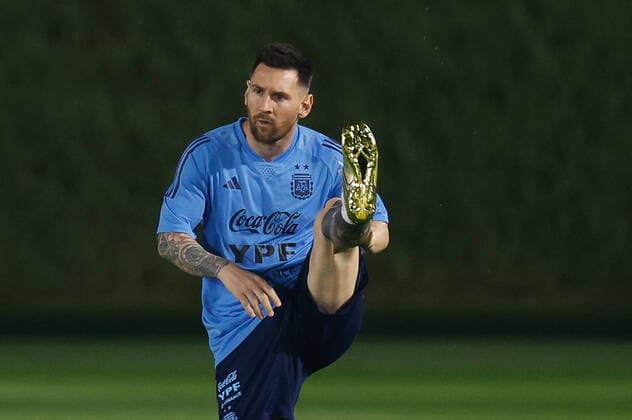 Argentina s striker Leo Messi takes part in a training session of the team held at Qatar s University, in Doha, Qatar, 19 November 2022, on the eve of inauguration soccer match of FIFA World Cup, WM, Weltmeisterschaft, Fussball Qatar 2022 between Qatar and Ecuador. FIFA World Cup Qatar 2022 - Argentina s training session !ACHTUNG: NUR REDAKTIONELLE NUTZUNG!  Copyright: xJuanxIgnacioxRoncoronix EVE015 20221119-3307e17586dbc50b9a6a549c371626a5b593e917