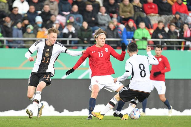 Maximilian Beier (Deutschland U20) li., Paul Nebel (Deutschland U20) re. und Jonas Torrissen Therkelsen (Norwegen U20). Deutschland U20 vs. Norwegen U20, Fussball, Laenderspiel, Freundschaftsspiel, Saison 2022 2023, 19.11.2022 DFB DFL REGULATIONS PROHIBIT ANY USE OF PHOTOGRAPHS AS IMAGE SEQUENCES AND OR QUASI-VIDEO Deutschland U20 vs. Norwegen U20, Laenderspiel, Freundschaftsspiel, Saison 2022 2023, 19.11.2022 Zwickau Copyright: xEibner-Pressefoto BertxHarzerx EP_EER