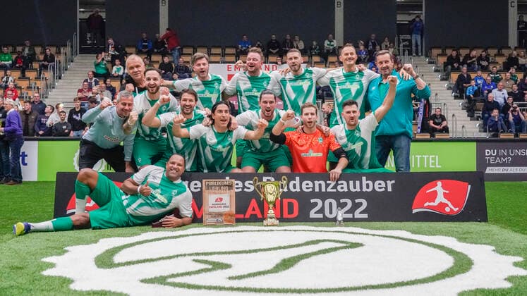 Bilder des Jahres, Sport 11 November Sport Themen der Woche KW46 Sport Bilder des Tages 19.11.2022, Emslandarena, Lingen, GER, Budenzauber Emsland 2022, Siegerehrung, die Gewinner: Werder Bremen auf dem ersten Platz, DFL REGULATIONS PROHIBIT ANY USE OF PHOTOGRAPHS AS IMAGE SEQUENCES AND OR QUASI-VIDEO. Lingen Niedersachsen Deutschland Emslandarena *** 19 11 2022, Emslandarena, Lingen, GER, Budenzauber Emsland 2022, award ceremony, the winners Werder Bremen on the first place, DFL REGULATES PROHIBIT ANY USE OF PHOTOGRAPHS AS IMAGE SEQUENCES AND OR QUASI VIDEO Lingen Lower Saxony Germany Emslandarena