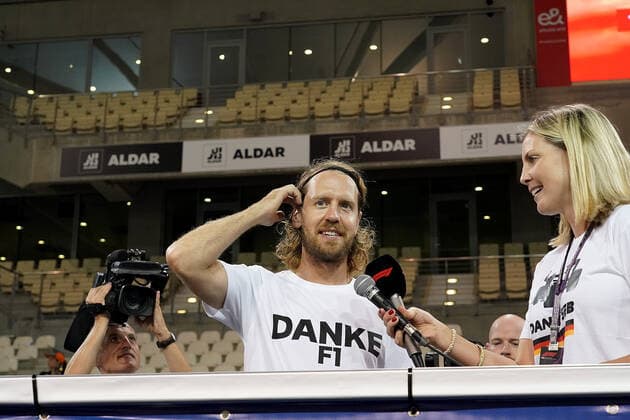 FORMULA 1 ETIHAD AIRWAYS ABU DHABI GRAND PRIX 2022 19.11.2022, Yas Marina Circuit, Abu Dhabi, FORMULA 1 ETIHAD AIRWAYS ABU DHABI GRAND PRIX 2022 , im Bild Sebastian Vettel (DEU), Aston Martin Aramco Cognizant Formula One Team verabschiedet sich von der Formel 1 mit einem Lauf über die Strecke von Abu Dhabi. .
