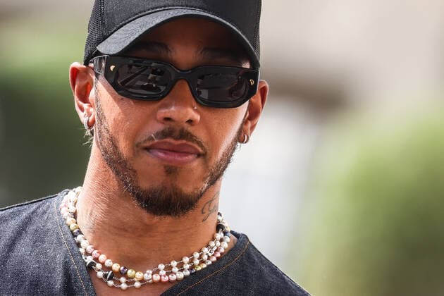 November 19, 2022, Abu Dhabi, United Arab Emirates: Lewis Hamilton of Mercedes arrives Formula 1 Abu Dhabi Grand Prix at Yas Marina Circuit on November 19, 2022 in Abu Dhabi, United Arab Emirates. Abu Dhabi United Arab Emirates - ZUMAz156 20221119_zip_z156_016 Copyright: xBeataxZawrzelx