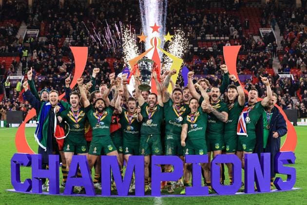 Bilder des Jahres, Sport 11 November Sport Themen der Woche KW46 Sport Bilder des Tages Rugby League World Cup 2021 Final Australia v Samoa James Tedesco of Australia lifts the Men™s Rugby League World Cup Trophy and celebrates the victory with his team mates after the Rugby League World Cup 2021 Final Australia vs Samoa at Old Trafford, Manchester, United Kingdom, 19th November 2022 (Photo by Mark Cosgrove News Images) Manchester Old Trafford Greater Manchester United, ManU Kingdom Copyright: xMarkxCosgrove NewsxImagesx