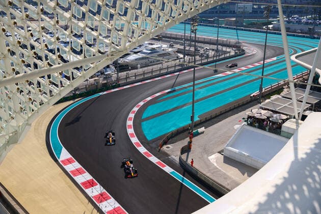 November 19, 2022, Abu Dhabi, United Arab Emirates: Sergio Perez of Red Bull Racing and Daniel Ricciardo of McLaren during Practice 3 of Formula 1 Abu Dhabi Grand Prix at Yas Marina Circuit on November 19, 2022 in Abu Dhabi, United Arab Emirates. Abu Dhabi United Arab Emirates - ZUMAz156 20221119_zip_z156_048 Copyright: xBeataxZawrzelx