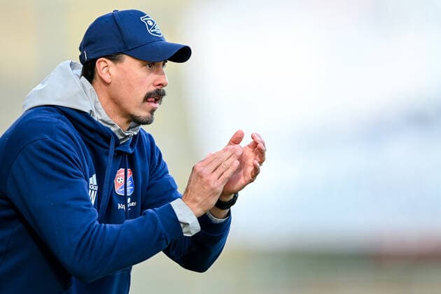 Trainer Sandro Wagner (Unterhaching) feuert sein Team an, klatscht in die Hände, gibt Anweisungen, gestikuliert, mit den Armen gestikulieren, gives instructions, gesticulate Einzelbild, Aktion, Action, 19.11.2022, Unterhaching (Deutschland), Fussball, Regionalliga Bayern, SpVgg Unterhaching - FC Augsburg II