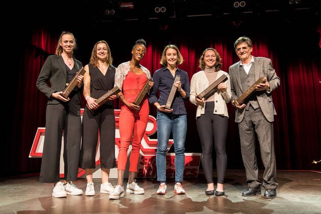 Swiss Athletics Night 2022 (19.11.2022) Schweizer Leichtathletik Team des Jahres 2022 4x400 m Frauen, v.l.n.r.: Silke Lemmens, Julia Niederberger, Yasmin Giger, Annina Fahr, Sarah King und Coach Peter Haas Swiss Athletics Night 2022 in Bern, Switzerland, on Saturday, November 19, 2022 Copyright: xBEAUTIFULxSPORTS OlafxRellischx
