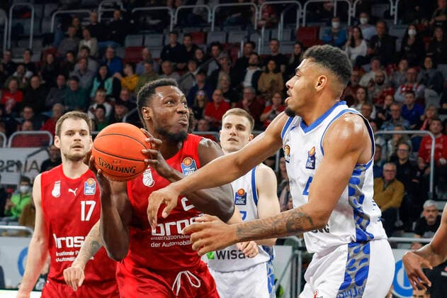 Sport Themen der Woche KW46 links Solomon Young (Brose Bamberg, 22) rechts Jordan Samare (Fraport Skyliners, 04) Brose Bamberg - Fraport Skyliners Frankfurt - easyCredit-BBL - Basketball Bundesliga Saison 2022 23 7. Spieltag, 19.11.2022, Bamberg, Brose Arena Foto: Daniel Löb Loeb *** Left Solomon Young Brose Bamberg, 22 Right Jordan Samare Fraport Skyliners, 04 Brose Bamberg Fraport Skyliners Frankfurt easyCredit BBL Basketball Bundesliga Season 2022 23 7 Matchday, 19 11 2022, Bamberg, Brose Arena Foto Daniel Löb Loeb Copyright: DanielxLöb