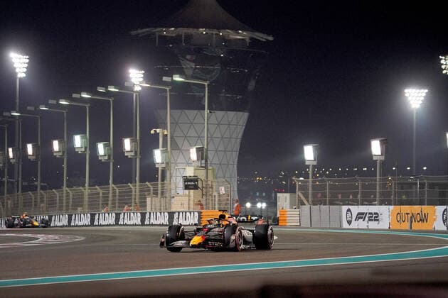 19.11.2022, Yas Marina Circuit, Abu Dhabi, FORMULA 1 ETIHAD AIRWAYS ABU DHABI GRAND PRIX 2022 , im Bild Max Verstappen (NEL), Oracle Red Bull Racing, Sergio Perez (MEX), Oracle Red Bull Racing Abu Dhabi Yas Marina Circuit Vereinigten Arabischen Emirate