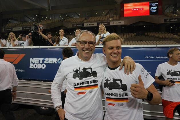 19.11.2022, Yas Marina Circuit, Abu Dhabi, FORMULA 1 ETIHAD AIRWAYS ABU DHABI GRAND PRIX 2022 , im Bild Sebastian Vettel (DEU), Aston Martin Aramco Cognizant Formula One Team verabschiedet sich von der Formel 1 mit einem Lauf über die Strecke von Abu Dhabi. Formel 1 Chef Stefano Domenicali mit Mick Schumacher (DEU), Haas F1 Team Abu Dhabi Yas Marina Circuit Vereinigten Arabischen Emirate