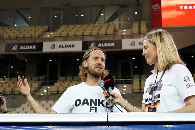 19.11.2022, Yas Marina Circuit, Abu Dhabi, FORMULA 1 ETIHAD AIRWAYS ABU DHABI GRAND PRIX 2022 , im Bild Sebastian Vettel (DEU), Aston Martin Aramco Cognizant Formula One Team verabschiedet sich von der Formel 1 mit einem Lauf über die Strecke von Abu Dhabi. Abu Dhabi Yas Marina Circuit Vereinigten Arabischen Emirate