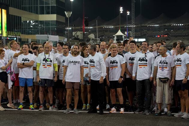 19.11.2022, Yas Marina Circuit, Abu Dhabi, FORMULA 1 ETIHAD AIRWAYS ABU DHABI GRAND PRIX 2022 , im Bild Sebastian Vettel (DEU), Aston Martin Aramco Cognizant Formula One Team verabschiedet sich von der Formel 1 mit einem Lauf über die Strecke von Abu Dhabi. Sebastian Vettel (DEU), Aston Martin Aramco Cognizant Formula One Team, Formel 1 Chef Stefano Domenicali, Mick Schumacher (DEU), Haas F1 Team Abu Dhabi Yas Marina Circuit Vereinigten Arabischen Emirate