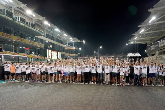19.11.2022, Yas Marina Circuit, Abu Dhabi, FORMULA 1 ETIHAD AIRWAYS ABU DHABI GRAND PRIX 2022 , im Bild Sebastian Vettel (DEU), Aston Martin Aramco Cognizant Formula One Team verabschiedet sich von der Formel 1 mit einem Lauf über die Strecke von Abu Dhabi. Sebastian Vettel (DEU), Aston Martin Aramco Cognizant Formula One Team, Formel 1 Chef Stefano Domenicali, Mick Schumacher (DEU), Haas F1 Team Abu Dhabi Yas Marina Circuit Vereinigten Arabischen Emirate