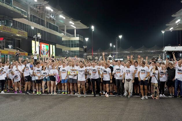 19.11.2022, Yas Marina Circuit, Abu Dhabi, FORMULA 1 ETIHAD AIRWAYS ABU DHABI GRAND PRIX 2022 , im Bild Sebastian Vettel (DEU), Aston Martin Aramco Cognizant Formula One Team verabschiedet sich von der Formel 1 mit einem Lauf über die Strecke von Abu Dhabi. Sebastian Vettel (DEU), Aston Martin Aramco Cognizant Formula One Team, Formel 1 Chef Stefano Domenicali, Mick Schumacher (DEU), Haas F1 Team Abu Dhabi Yas Marina Circuit Vereinigten Arabischen Emirate