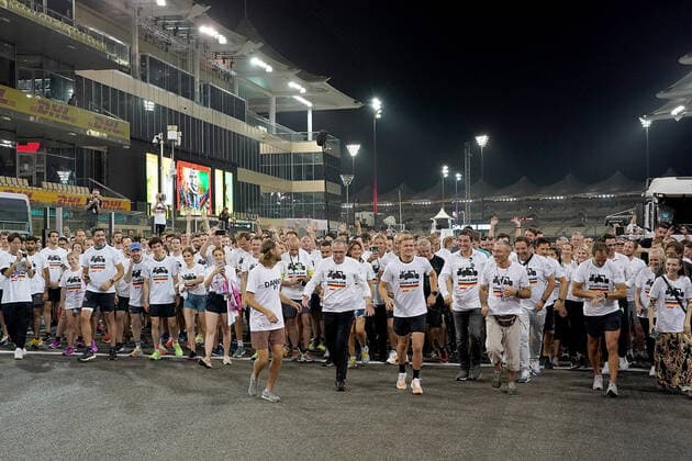 19.11.2022, Yas Marina Circuit, Abu Dhabi, FORMULA 1 ETIHAD AIRWAYS ABU DHABI GRAND PRIX 2022 , im Bild Sebastian Vettel (DEU), Aston Martin Aramco Cognizant Formula One Team verabschiedet sich von der Formel 1 mit einem Lauf über die Strecke von Abu Dhabi. Sebastian Vettel (DEU), Aston Martin Aramco Cognizant Formula One Team, Formel 1 Chef Stefano Domenicali, Mick Schumacher (DEU), Haas F1 Team Abu Dhabi Yas Marina Circuit Vereinigten Arabischen Emirate
