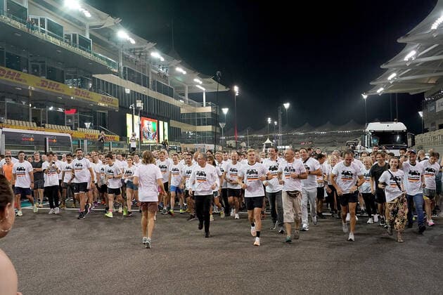 19.11.2022, Yas Marina Circuit, Abu Dhabi, FORMULA 1 ETIHAD AIRWAYS ABU DHABI GRAND PRIX 2022 , im Bild Sebastian Vettel (DEU), Aston Martin Aramco Cognizant Formula One Team verabschiedet sich von der Formel 1 mit einem Lauf über die Strecke von Abu Dhabi. Sebastian Vettel (DEU), Aston Martin Aramco Cognizant Formula One Team, Formel 1 Chef Stefano Domenicali, Mick Schumacher (DEU), Haas F1 Team Abu Dhabi Yas Marina Circuit Vereinigten Arabischen Emirate