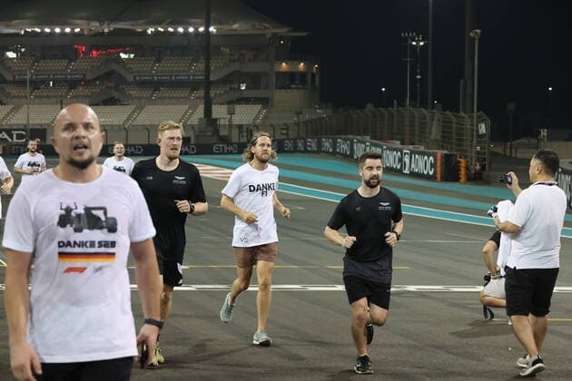 19.11.2022, Yas Marina Circuit, Abu Dhabi, FORMULA 1 ETIHAD AIRWAYS ABU DHABI GRAND PRIX 2022 , im Bild Sebastian Vettel (DEU), Aston Martin Aramco Cognizant Formula One Team verabschiedet sich von der Formel 1 mit einem Lauf über die Strecke von Abu Dhabi. Er läuft über die Ziellinie. Abu Dhabi Yas Marina Circuit Vereinigten Arabischen Emirate