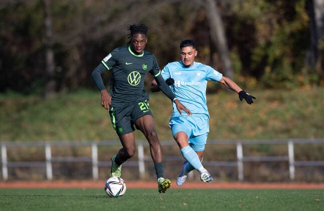 Fussball, A-Junioren, Saison 2022 2023, A-Junioren Bundesliga Nord Nordost (10. Spieltag), FC Viktoria 1889 Berlin U19 - VfL Wolfsburg U19, v.l. Aurel Badji Wagbe (Wolfsburg U19), Yasin Böge (Viktoria Berlin U19), 19.11. 2022,