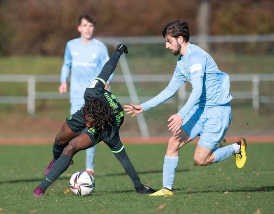 Fussball, A-Junioren, Saison 2022 2023, A-Junioren Bundesliga Nord Nordost (10. Spieltag), FC Viktoria 1889 Berlin U19 - VfL Wolfsburg U19, v. l. Joao Arlete Pinto (Wolfsburg U19), Kurjakus-Nathanael Jakob (Viktoria U19), 19.11. 2022,