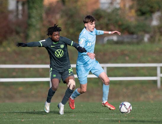 Fussball, A-Junioren, Saison 2022 2023, A-Junioren Bundesliga Nord Nordost (10. Spieltag), FC Viktoria 1889 Berlin U19 - VfL Wolfsburg U19, v. l. Davis Boateng (Wolfsburg U19), Leo Sommerfeld (Viktoria U19), 19.11. 2022,