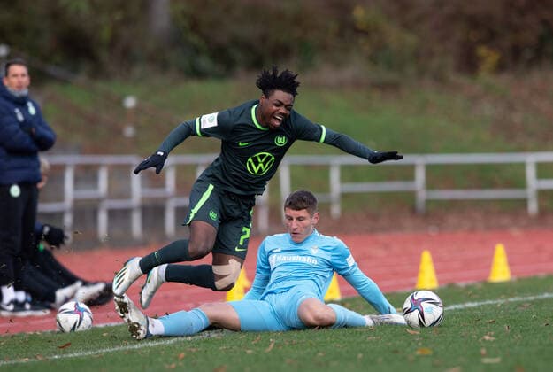 Fussball, A-Junioren, Saison 2022 2023, A-Junioren Bundesliga Nord Nordost (10. Spieltag), FC Viktoria 1889 Berlin U19 - VfL Wolfsburg U19, v. l. Davis Boateng (Wolfsburg U19), Oleg Scacun (Viktoria U19), 19.11. 2022,