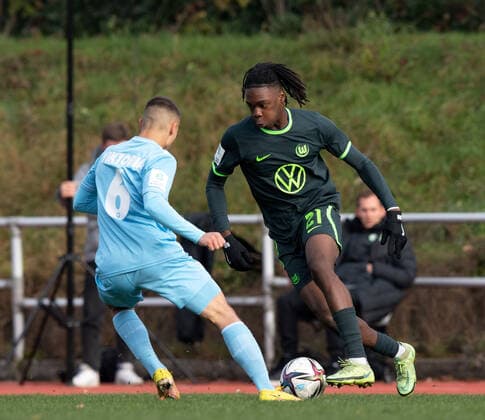 Fussball, A-Junioren, Saison 2022 2023, A-Junioren Bundesliga Nord Nordost (10. Spieltag), FC Viktoria 1889 Berlin U19 - VfL Wolfsburg U19, v. l. Meisour Mohamed (Viktoria U19), Aurel Badji Wagbe (Wolfsburg U19), 19.11. 2022,