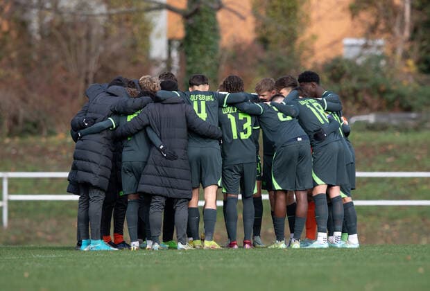 Fussball, A-Junioren, Saison 2022 2023, A-Junioren Bundesliga Nord Nordost (10. Spieltag), FC Viktoria 1889 Berlin U19 - VfL Wolfsburg U19, Wolfsburg vor dem Spiel, 19.11. 2022,