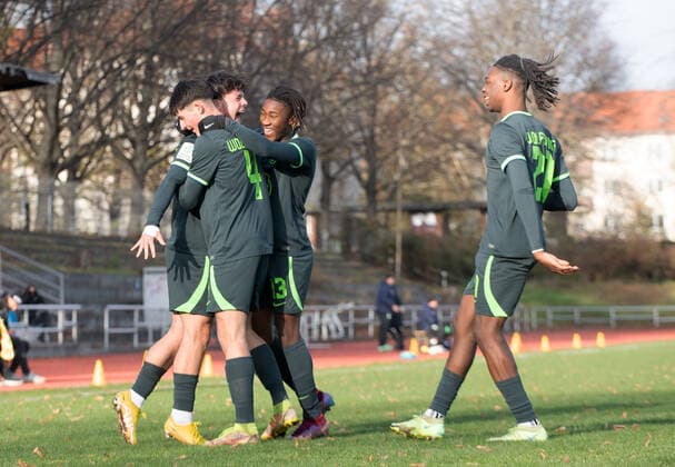 Fussball, A-Junioren, Saison 2022 2023, A-Junioren Bundesliga Nord Nordost (10. Spieltag), FC Viktoria 1889 Berlin U19 - VfL Wolfsburg U19, v. l. Matthew Till Meier, Felix Finn Lange, Joao Arlete Pinto, Aurel Badji Wagbe (alle Wolfsburg U19), Jubel nach Tor zum 0:2, 19.11. 2022,