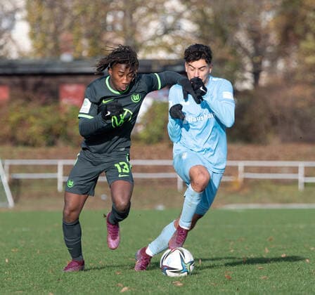 Fussball, A-Junioren, Saison 2022 2023, A-Junioren Bundesliga Nord Nordost (10. Spieltag), FC Viktoria 1889 Berlin U19 - VfL Wolfsburg U19, v. l. Joao Arlete Pinto (Wolfsburg U19), Metehan Yildirim (Viktoria U19), 19.11. 2022,
