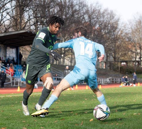 Fussball, A-Junioren, Saison 2022 2023, A-Junioren Bundesliga Nord Nordost (10. Spieltag), FC Viktoria 1889 Berlin U19 - VfL Wolfsburg U19, v. l. Davis Boateng (Wolfsburg U19), Kurjakus-Nathanael Jakob (Viktoria U19), 19.11. 2022,